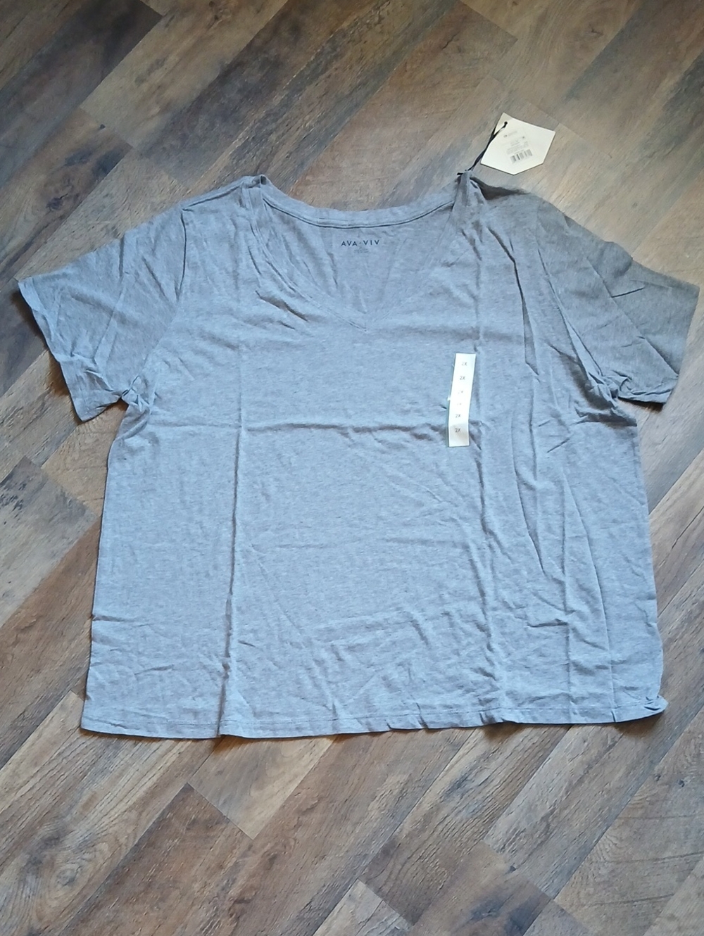 Ava & Viv Light Gray V-Neck Short Sleeve Tee